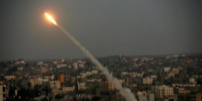 Gazze Direnişçilerin Attığı Füzelerden Bazıları Siyonist İsrail’in Eşkul Kasabasının Elektrik Santralına İsabet Etti