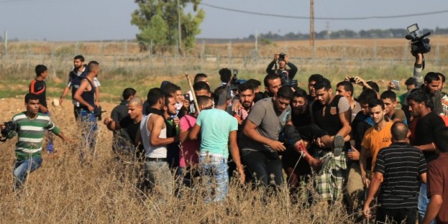 Siyonist İsrail askerleri Gazze sınırında Filistinlilere saldırdı