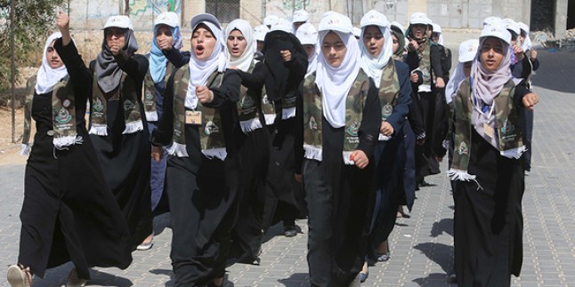 Hamas’ın kadın kolu, kızlara özel Birinci Kudüs Ordusu Kampı’nı açtı