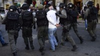 İşgalci İsrail askerleri 20 Filistinliyi gözaltına aldı