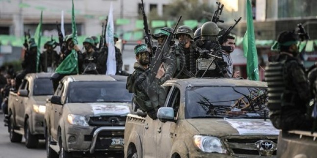 Hamas ele geçirdiği İsrail İHA’larını sergiledi