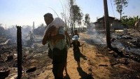 Arakanlı Müslümanların Evleri Yakılıp Yıkılıyor