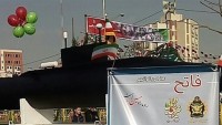 İran’ın en yeni yerli denizaltı maketi devrim yürüyüşünde sergilendi