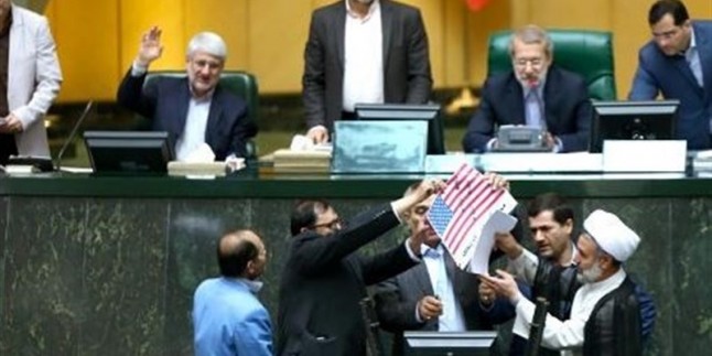 İran Meclisinde Amerika Bayrağı Yakıldı
