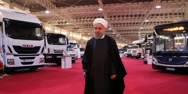İran Cumhurbaşkanı, yerli üretim otomotiv fuarını ziyaret etti