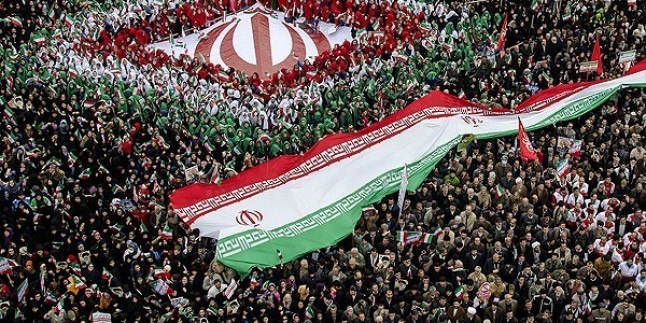 Cevad Zarif: İran halkı tehditten korkmuyor