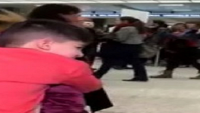 ABD vatandaşı olan İran kökenli 5 yaşındaki bir çocuk havalimanında 5 saat boyunca kelepçeli tutuldu