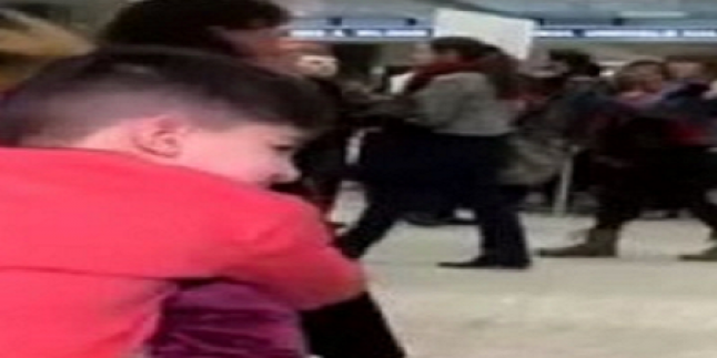 ABD vatandaşı olan İran kökenli 5 yaşındaki bir çocuk havalimanında 5 saat boyunca kelepçeli tutuldu