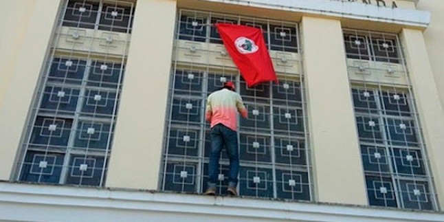 Brezilya Topraksız Kır İşçileri Hareketi, Maliye Bakanlığını işgal etti