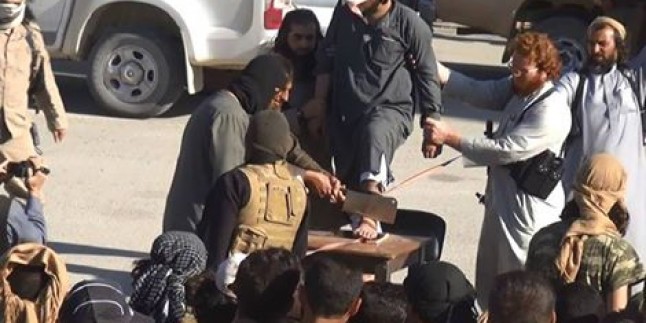 Foto: IŞİD Vahşileri Hama’da İlk Kez Bir Adamın Ayağını Kesti