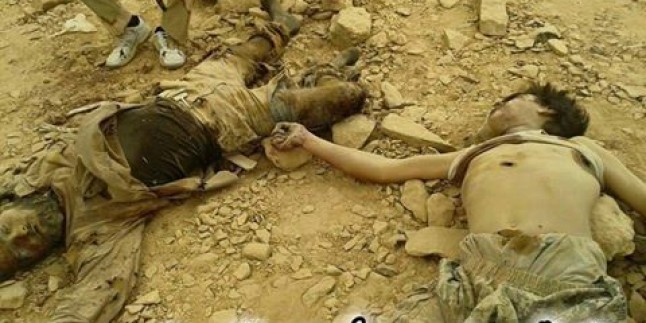 Foto: Suriye Ordusu tarafından Deyrezzor Askeri Havalimanı civarında öldürülen onlarca IŞİD teröristinden birkaçı…