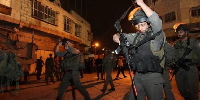 Siyonist İsrail Güçleri Batı Yaka’da Yaptıkları Baskınlarda Hamas Liderini Tutukladı