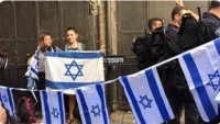 Siyonistler, Mescid-i Aksa’nın kapısında bayraklı gösteri yaptılar