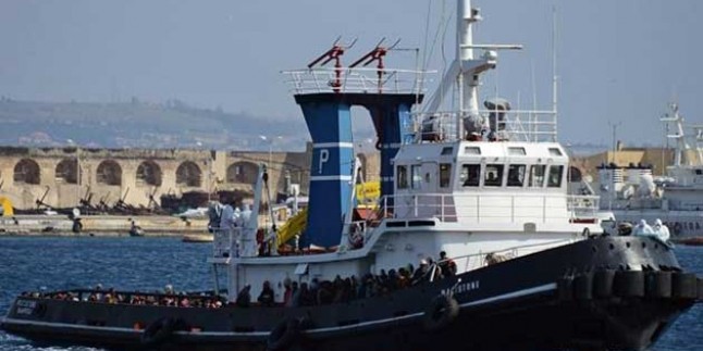 Akdeniz’de bekleyen üç tekneden toplam 900 göçmen kurtarıldı