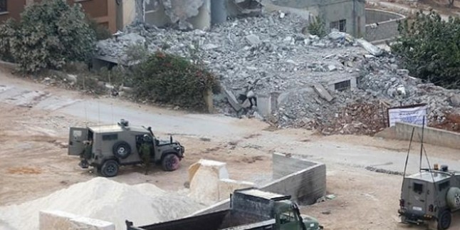 Siyonist İsrail Rejimi Filistinlileri kendi evini yıkmaya zorluyor