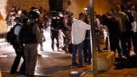 İşgalci İsrail polisi Aksa’da dehşet saçıyor