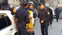 Siyonist İsrail Askerleri Kudüslü Genç Kızı Darp Edip Başörtüsünü Çıkardı