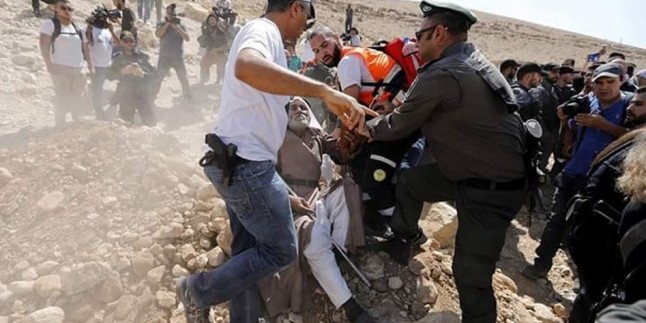 İşgal Güçleri El-Han El-Ahmer’de Toplanan Filistinlilere Saldırıp 3 Kişiyi Tutukladı