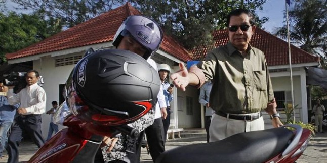 Kamboçya Başbakanına Trafik Cezası Kesildi