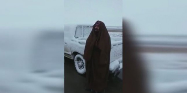 Suudi Arabistan çöllerine kar yağdı