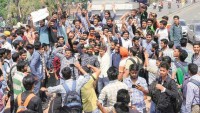 Keşmirli gençler Hint vekilleri protesto etti