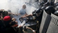 Kiev’de göstericilerle polis arasında çatışma çıktı