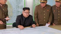 Kuzey Kore, ABD’nin Guam adasına ‘füze fırlatma’ kararını erteledi