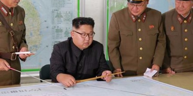 Kuzey Kore, ABD’nin Guam adasına ‘füze fırlatma’ kararını erteledi