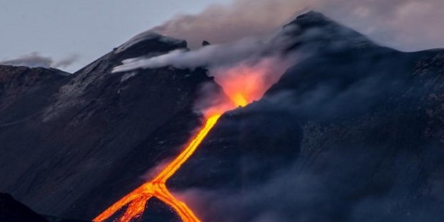 Etna, lav püskürtmeye devam ediyor