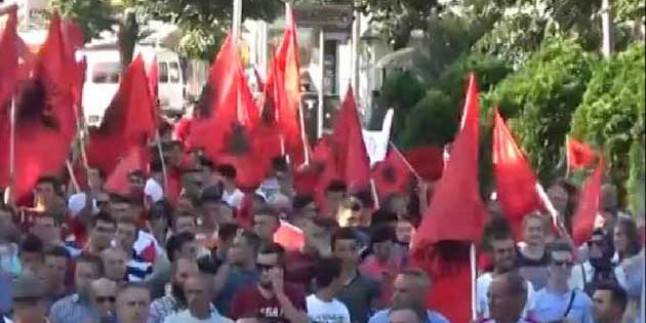 Makedonya’da Arnavutlar hükümeti protesto etti