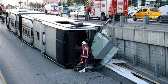 Cevizlibağ’da metrobüs devrildi, 10 yaralı