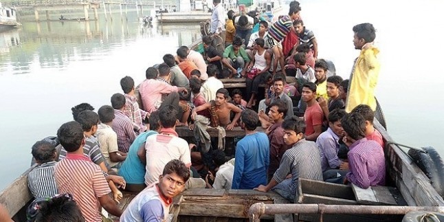 Myanmar donanmasının, Myanmar karasularında 727 göçmeni taşıyan bir balıkçı teknesi bulduğu açıklandı