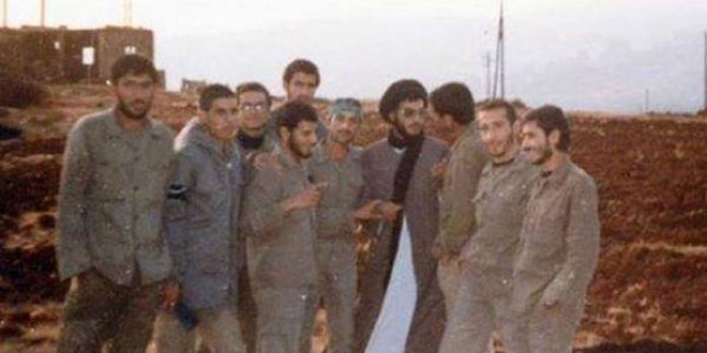 Foto: İran Medyası Seyyid Hasan Nasrallah’ın Gençlik Yıllarında Hizbullah Askerleriyle Çektirdiği Fotoyu Yayınladı