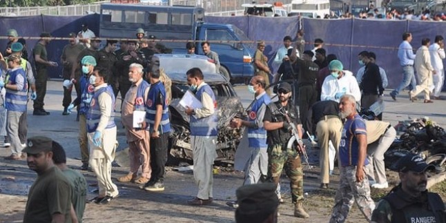Pakistan’da bombalı saldırı: 7 polis ölü