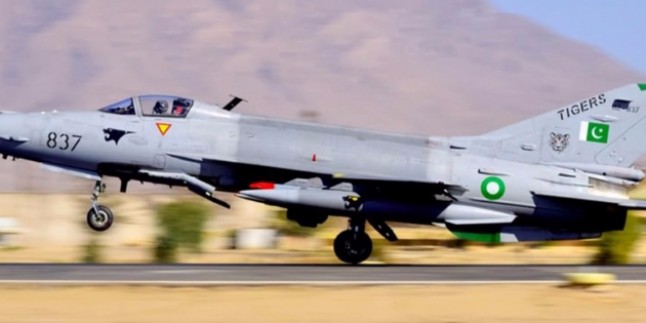 Pakistan ülkenin hava sahasını ihlal eden her hava aracını vurmaya karar verildiğini açıkladı