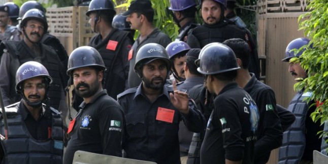 Pakistan’da rehin polisler için operasyon sürüyor