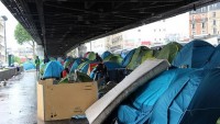 Paris’te, 350 kadar göçmenin köprünün altında kurduğu kamp tahliye edildi