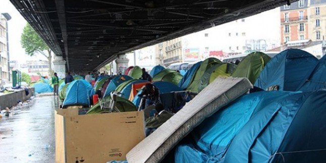 Paris’te, 350 kadar göçmenin köprünün altında kurduğu kamp tahliye edildi