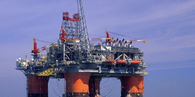 Azerbaycan’da petrol platformunda, meydana gelen kazada 10 işçi denize düşerek kayboldu