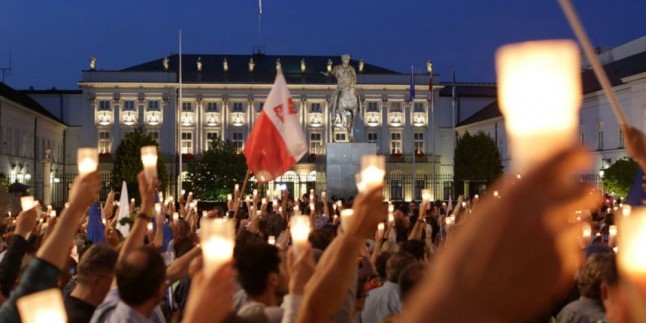 Polonya Halkı, Cumhurbaşkanlığı Sarayı Önünde Protesto Gösterisi Düzenledi