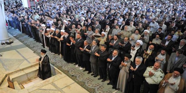 Tahran’da bayram namazı İslam inkılabı rehberinin imametinde kılındı