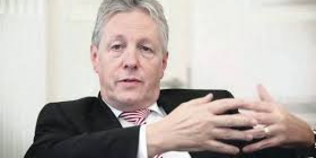 Kuzey İrlanda bölgesel hükümetinin başbakanı Robinson, istifa etti