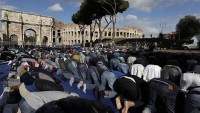 Roma’da Müslümanlar, protesto amacıyla dev Kolezyum’un önünde namaz kıldı