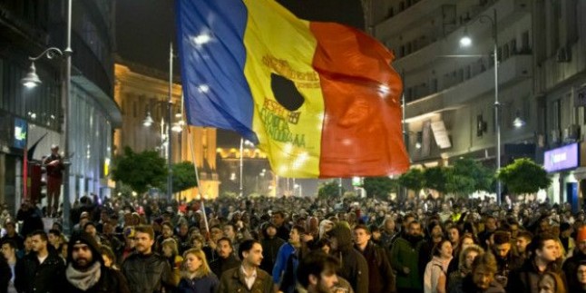 Romanya Bükreş’te binlerce kişi sokaklara dökülerek erken seçim ve siyasi reform istedi