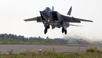 Rus MiG-31 uçağı düştü