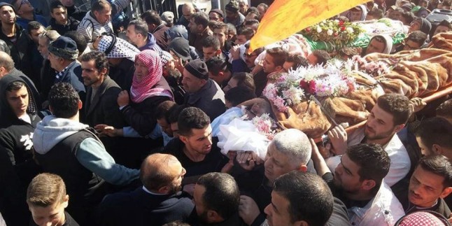 Filistinli İki Şehidin Cenazeleri Büyük Bir Kalabalığın Katıldığı Törenle Defnedildi