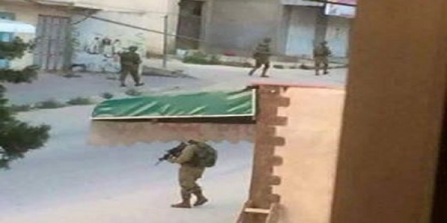 Siyonist İsrail Ordusu Filistinlilere Ait Evlerin Çatılarını Gözetleme Noktası Yaptı