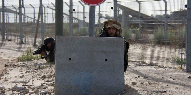 Gazze Direnişçileri 1 Siyonist Askeri Kanas Silahıyla Vurarak Ağır Yaraladı