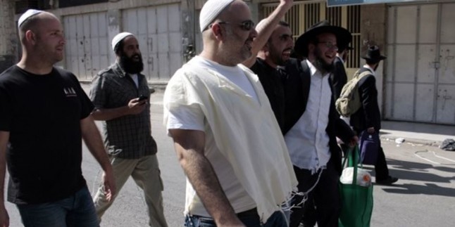 Siyonist Yerleşimciler Filistinli İstihbarat Subayının Aracını Taşladı ​