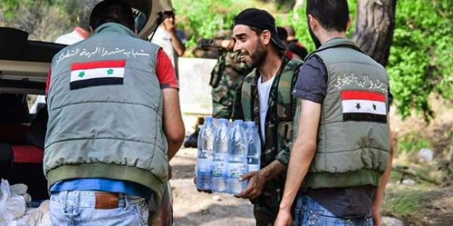 Foto: Suriyeli gönüllüler askerlere gıda ve su yardımı götürdü